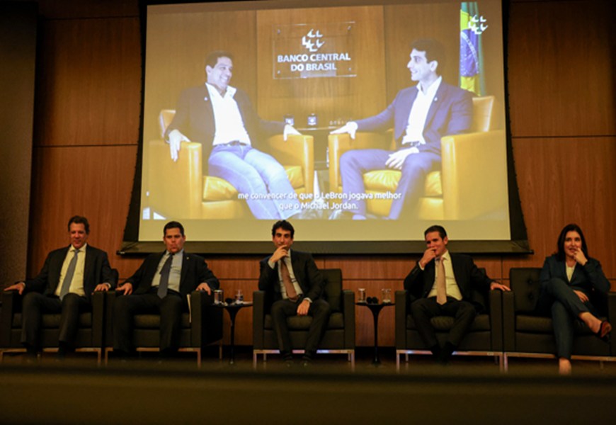 “Política de juros no Brasil tem que ser mais dura que em outros países”, diz Galípolo