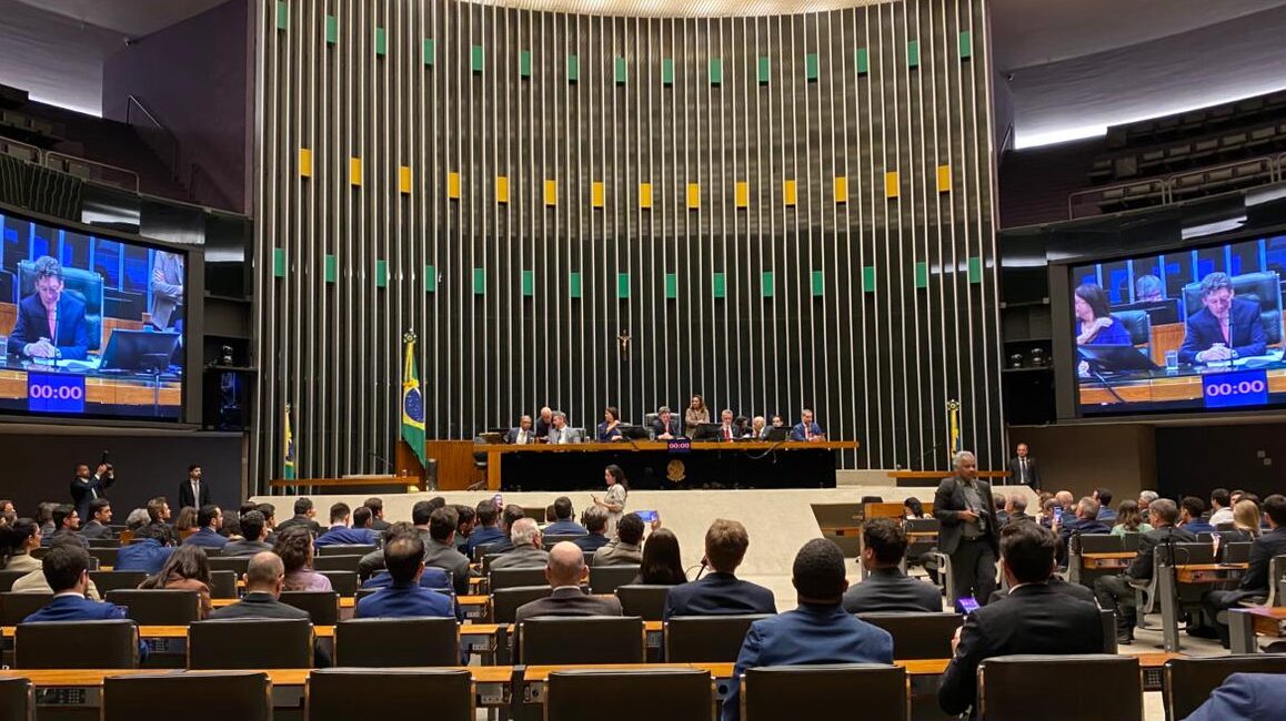 Consultoria Legislativa da Câmara dos Deputados celebra 54 anos e recebe homenagem no Plenário