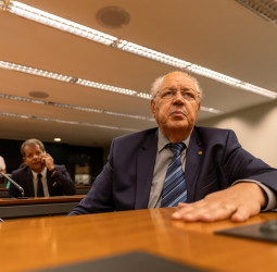 Hauly apresenta projeto para proteger o Brasil dos juros abusivos