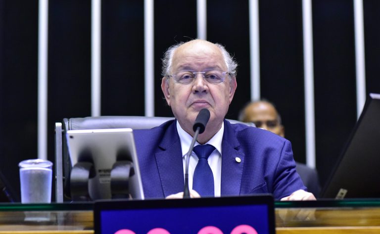 Deputado Hauly critica governo por falta de reajuste dos Auditores da RFB