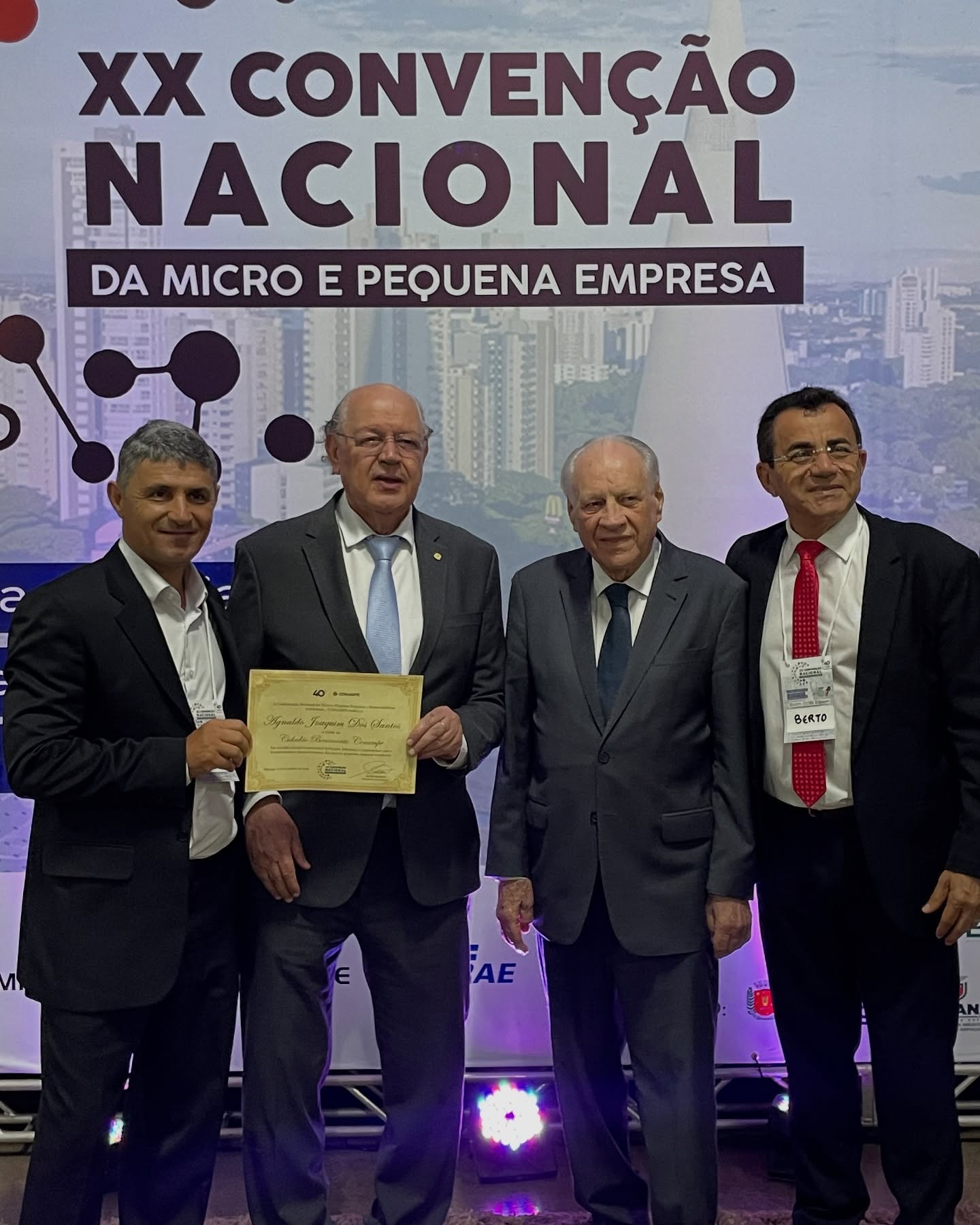 Hauly faz palestra na convenção de microempresas e recebe título de cidadão honorário