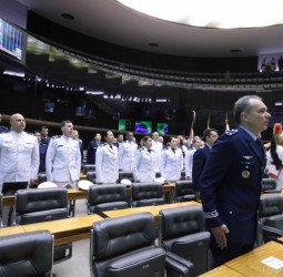 Militares no Congresso. Mas está tudo bem