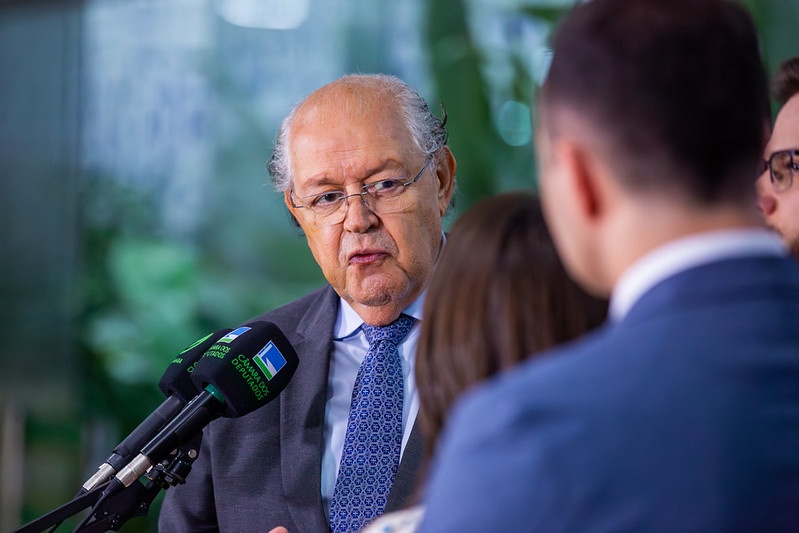 Hauly alerta para risco de socorro estatal ao BRB e cobra rigor do Banco Central