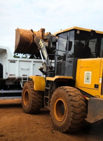 Novos maquinários fazem moledamento da Estrada do Barreiro